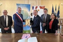 El embajador vietnamita en París, Dinh Toan Thang (derecha), entrega regalo a la ciudad de Saintes (Fotografía: VNA)
