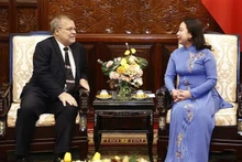 La presidenta interina de Vietnam, Vo Thi Anh Xuan (derecha), recibe al embajador brasileño Fernando Apparicio da Silva (izquierda). (Fotografía: VNA)