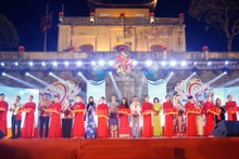 Delegados cortan la cinta de apertura (Foto: hanoimoi.com.vn)