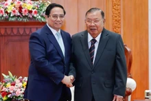 El primer ministro vietnamita, Pham Minh Chinh, y Bounnhang Vorachith, exsecretario general del Partido Popular Revolucionario de Laos y expresidente del país. (Foto: VGP)