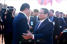 El primer ministro vietnamita, Pham Minh Chinh, (D) y su homólogo laosiano, Sonexay Siphandone, asistieron al acto de inicio de construcción del Parque de la Amistad Laos – Vietnam en Vientiane. (Foto: VNA)