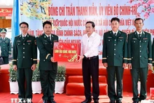 El presidente de la Asamblea Nacional vietnamita, Tran Thanh Man, entrega obsequios del Tet a los oficiales y soldados de la estación de guardia fronteriza de My Long.