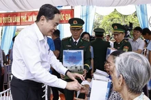 El presidente de la Asamblea Nacional de Vietnam, Tran Thanh Man, entrega regalos a los pobladores de Tra Vinh. (Foto: VNA)