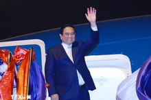 El primer ministro vietnamita, Pham Minh Chinh, partió de Vientiane hacia Hanoi, concluyendo con éxito su visita a Laos. (Foto: VNA)