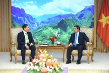 El primer ministro de Vietnam, Pham Minh Chinh (derecha), recibe al presidente del grupo Hyosung, Cho Hyun-joon. (Foto: Nhan Dan)