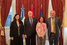 La embajadora vietnamita en Argentina, Ngo Minh Nguyet, recibe a Jorge Taiana, a cargo de los relaciones internacionales del Partido Justicialista argentino, excanciller y exministro de Defensa. (Foto: VNA)