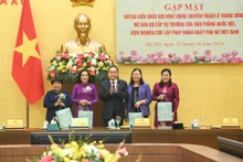 El presidente de la Asamblea Nacional de Vietnam, Tran Thanh Man, y las delegadas en la cita. (Foto: Nhan Dan)