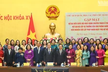 [Foto] Máximo dirigente legislativo vietnamita se reúne con delegadas de tiempo completo de Asamblea Nacional 