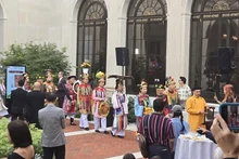 La actuación de trajes imperiales de la dinastía Nguyen (1802-1945) en el evento (Foto: VNA)