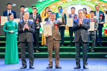 El presidente de la Asamblea Nacional de Vietnam, Tran Thanh Man y el presidente de la AAV, Luong Quoc Doan, entregan certificados de reconocimiento a agricultores excelentes (Foto: Nhan Dan)
