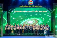 [Foto] Máximo dirigente legislativo vietnamita asiste a ceremonia para honrar a destacados agricultores vietnamitas