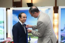 El embajador de Francia en Vietnam, Olivier Brochet otorga al profesor y doctor Nguyen Huu Tu, Rector de la Universidad Médica de Hanoi, la "Medalla de la Palma Académica". (Foto: vietnamplus.vn)