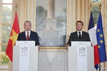 El secretario general del Partido Comunista y presidente de Vietnam, To Lam (izquierda), y el presidente de Francia, Emmanuel Macron, se reúnen con la prensa (Foto: VNA)