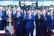 El primer ministro Pham Minh Chinh, el fundador y presidente ejecutivo del FEM, Klaus Schwab, y casi 500 estudiantes de universidades en Hanói (Foto: VNA)