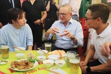 El primer ministro de Australia, Anthony Albanese, disfruta del Banh mi y la cerveza de barril (Fuente: vietnamnet.vn) 