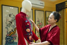 Pinturas folclóricas vietnamitas inspiran diseño de Ao Dai