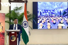 Un representante de la misión diplomática india en Hanói habla en el acto (Foto: VOV)