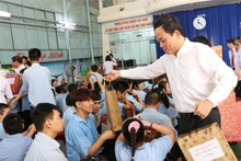 El vicepremier de Vietnam Tran Luu Quang visita a niños en el Centro (Foto:VNA)