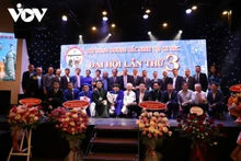 Representantes de la Embajada y la Asociación toman fotos. (Foto: VOV)