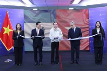 El canciller vietnamita, Bui Thanh Son, y su homóloga de El Salvador, Alexandra Hill Tinoco, cortan la cinta inaugural (Fotografía: VNA)