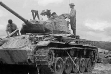 Muchas armas modernas y vehículos de guerra de marca estadounidense fueron destruidos y capturados por el ejército vietnamita en el frente de Dien Bien Phu. (Foto: VNA)
