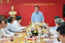 Nguyen Trong Nghia, jefe de la Comisión de Comunicación y Educación del Partido, habla en la cita