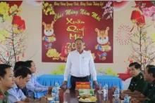 El presidente del Comité Popular de An Giang, Nguyen Thanh Binh, (de pie) se reúne con oficiales y soldados de la estación de guardia fronteriza de Vinh Nguon. (Fotografía: VNA)