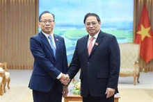 El premier Pham Minh Chinh recibe al embajador camboyano Chay Navuth. (Fotografía: VNA)