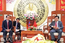 Nguyen Tien Hai, secretario del Comité del Partido Comunista de Vietnam en Ca Mau y Vanxay Phongsavan, secretario del Comité del Partido Popular Revolucionario de Laos y gobernador de la provincia de Khammouane (Fotografía: VNA)