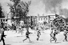 Al mediodía del 7 de enero de 1979, las fuerzas armadas revolucionarias camboyanas y los voluntarios vietnamitas ingresaron a Phnom Penh para liberar la capital y derrocar al régimen genocida de Pol Pot (Fotografía: VNA)