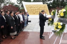Los delegados ofrecen incienso en la reliquia de la alianza Laos-Vietnam. (Foto: Hai Tien)