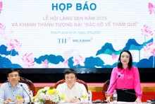 La directora del Servicio de Cultura, Deportes y Turismo de la provincia de Nghe An, Tran Thi My Hanh, informa sobre los preparativos y actividades del Festival.