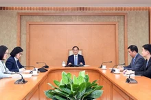 El viceprimer ministro y canciller de Vietnam, Bui Thanh Son (centro), sostiene una conversación telefónica con el ministro de Relaciones Exteriores de Turquía, Hakan Fidan (Foto: VNA)