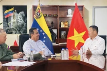 El embajador de Vietnam en Venezuela, Vu Trung My, conversa con Gerardo Márquez, gobernador del Estado Trujillo. (Foto: VNA)