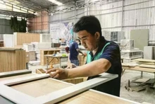 Procesamiento de muebles de madera para exportación (Foto: VNA)