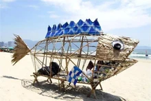 Modelo de pez gobio gigante para recoger residuos plásticos en la playa My Khe (Da Nang). (Foto: VNA)