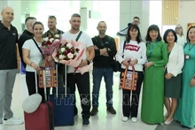 Turistas checos se toman fotografías de recuerdo con gerentes del Centro de Promoción de Inversión, Comercio y Turismo de Kien Giang. (Foto:VNA)