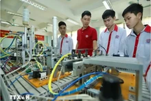 Presentan modelos de automatización a los estudiantes (Foto: VNA)