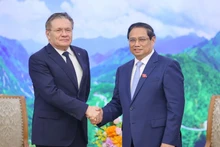 El primer ministro de Vietnam, Pham Minh Chinh, y Alexey Likhachev, director general de la Corporación Estatal de Energía Atómica rusa (Rosatom) (Foto: baochinhphu.vn)