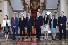 El vicepresidente del Comité Popular de Ciudad Ho Chi Minh, Vo Van Hoan, con Todd Young, senador del estado de Indiana del Senado de Estados Unidos y otros delegados. (Foto: VNA)