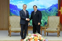 El primer ministro Pham Minh Chinh (derecha) y el ministro de Relaciones Exteriores de Laos, Thongsavanh Phomvihane. (Foto: Nhan Dan)