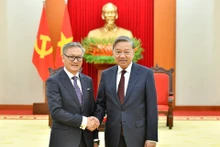 El secretario general del Partido Comunista de Vietnam, To Lam (derecha), recibe al ministro de Relaciones Exteriores de Laos, Thongsavanh Phomvihane. (Foto: Nhan Dan)