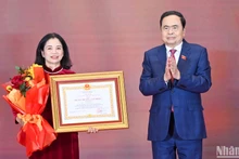 [Foto] Líder legislativo vietnamita entrega certificados de mérito a colectivos e individuos destacados 