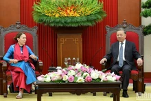 El secretario general del Partido Comunista y presidente de Vietnam, To Lam, recibe a la titular del Senado australiano, Sue Lines. (Foto: VNA)