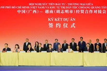Empresas y unidades vietnamitas y de Guangxi firman 14 acuerdos de cooperación. (Foto: Nhan Dan)