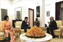 El embajador vietnamita en Phnom Penh, Nguyen Huy Tang, se reúne con el rey camboyano, Norodom Sihamoni (Foto: VNA)