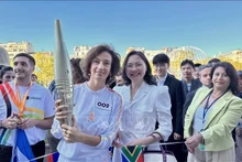 La directora general de la UNESCO, Audrey Azoulay, y la embajadora Nguyen Thi Van Anh, representante permanente de Vietnam ante la UNESCO, en una ceremonia de recepción de la Antorcha Paralímpica en la sede de la Unesco. (Foto: VNA)