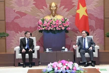 El presidente de la Asamblea Nacional de Vietnam, Tran Thanh Man (derecha) recibe al embajador australiano, Andrew Goledzinowski (Foto: qdnd.vn)