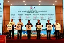 Representantes de Ciudad Ho Chi Minh y las provincias de Dong Nai, Ba Ria-Vung Tau, Binh Duong, Binh Phuoc y Tay Ninh firman un acuerdo de cooperación para el desarrollo del turismo ecológico. (Foto: VNA)