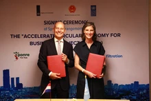 El embajador de Países Bajos, Kees van Baar, y la representante del PNUD en Vietnam, Ramla Khalidi, en la ceremonia de firma.(Foto: Nhan Dan)